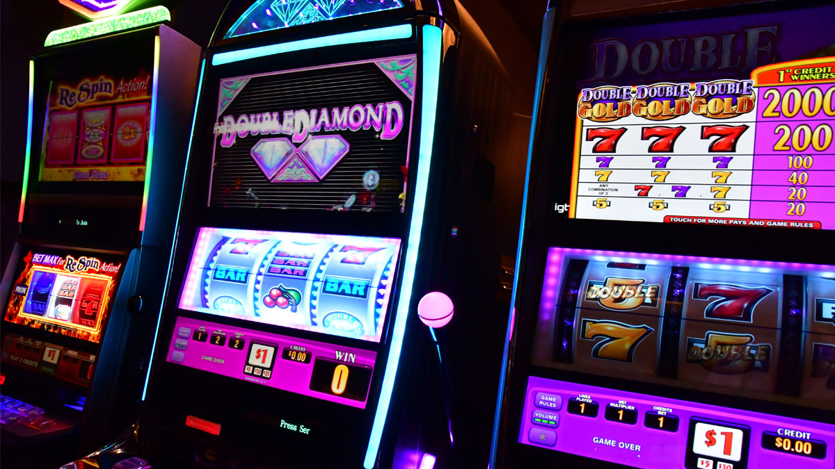 How can you tell if a slot machine is going to hit?
